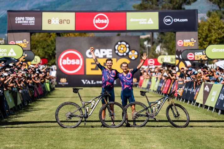 Die beiden Überraschungs-Gewinner des Cape Epic 2022: Georg Egger (li.) und Lukas Baum (re.). Wir haben den ehemaligen BIKE-Junior-Team-Fahrer Georg Egger interviewt. Hier gibt's mehr Hintergründe zu <a href="https://www.bike-magazin.de/hintergruende/typen_portraet/georg-egger-vom-nachwuchstalent-zum-mtb-profi" target="_blank" rel="noopener noreferrer nofollow">Georg Eggers Karriere als MTB-Profi</a> .