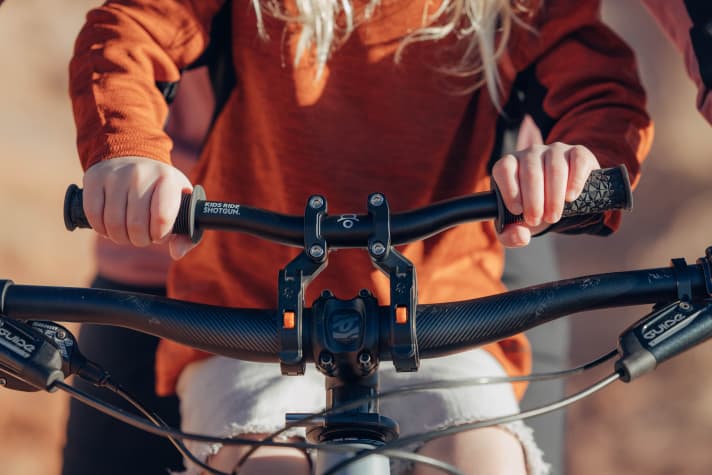 Der Clou beim Kids Ride Shotgun Kindersitz ist der am Lenker befestigte Minilenker.