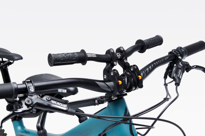 Mit dem Lenkeraufsatz können die Kinder deutlich aufrechter sitzen als wenn sie sich nur an den Bike-Lenker klammern. So können sie sich besser festhalten, wenn es im Gelände etwas rumpelt.