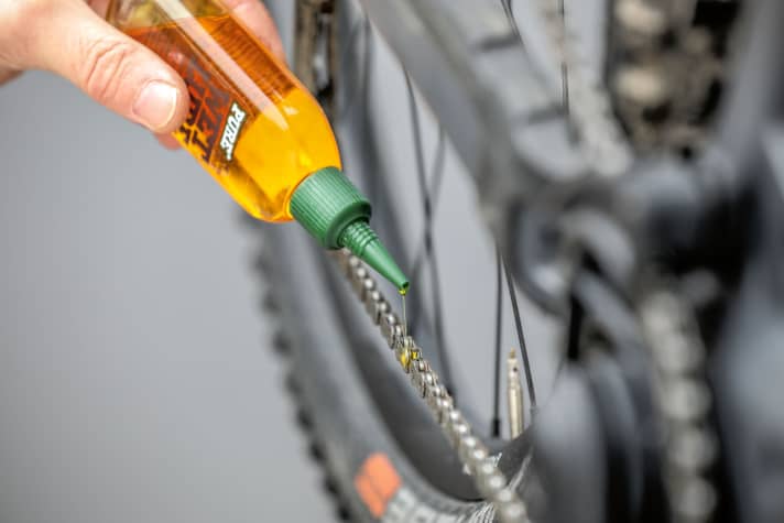   Once the e-bike and drive unit are clean and dry, you can start relubricating or oiling.