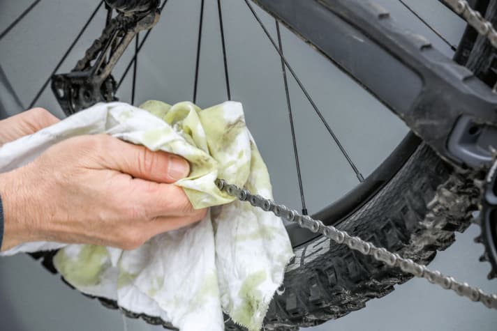   Then apply a small amount of chain oil to the inside of the chain while cranking slowly. Unlike with bearing grease, the following applies here: Less is more.