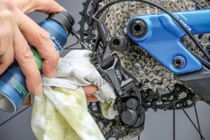   Ist die Kette zu stark gefettet, zieht sie zu viel Schmutz an, was frühzeitigen Verschleiß fördert. Lieber sparsam fetten und dafür nach jeder Tour mit Lappen und Kettenöl nacharbeiten.