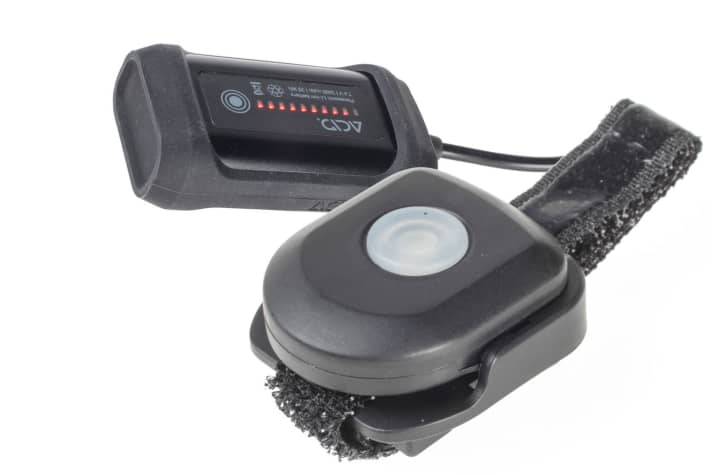 ...und ihre Bedieneinheit mit Power-Knopf und Akku.