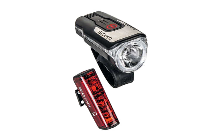   Das Sigma-Leuchten-Set mit der Aura 80 und der Blaze-Rückleuchte: Die Ausleuchtung ist sehr gut, Leuchtdauer und Akku-Anzeige noch besser.