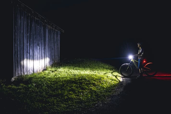   In the event of oncoming traffic, you can switch back to low beam at the touch of a button, which has a clear upper limit to the headlight range. Lamps without high beam with road approval always have this headlamp levelling, all others are not approved in Germany.