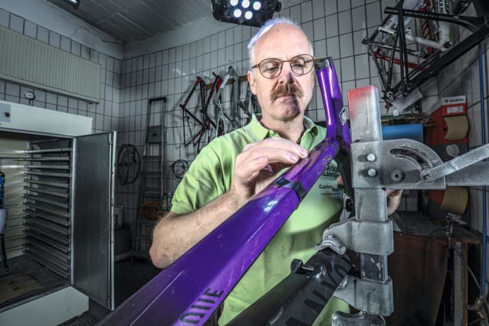   Carbon ist sensibel – wenn Fasern an Rahmen und Teilen splittern, hilft nur noch der Gang zum Werkstoffprofi. Seite 82