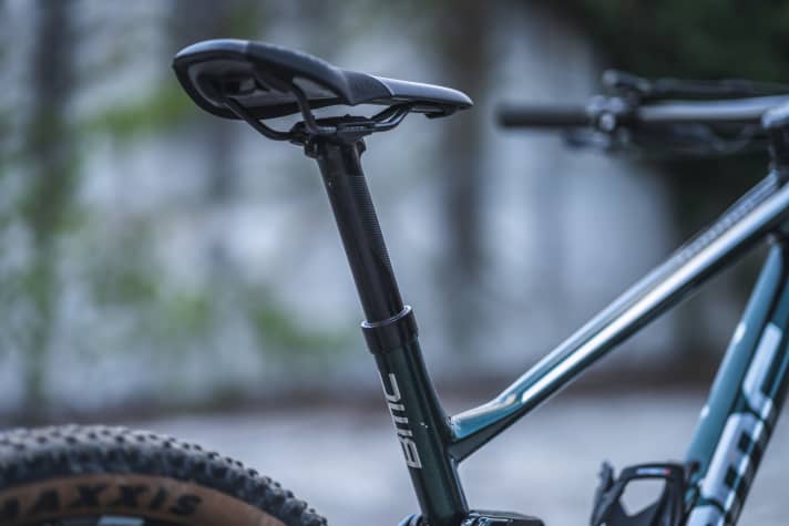   BMC Fourstroke 01 LT One: Die hauseigene, integrierte Tele-Stütze bietet leider nur 80 Millimeter Hub. Die ovale Form verhindert Spiel.