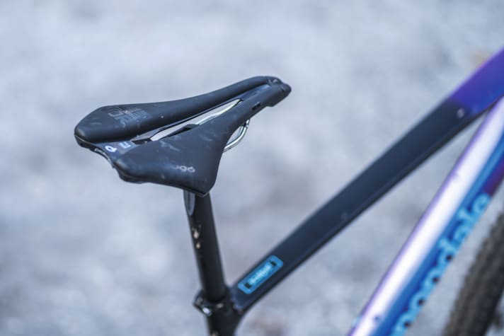   Cannondale Scalpel HT Carbon 2: Risk of injury: Without a retractable seatpost, it's easy to get caught on the sharp-edged plastic end of the seat on the descent.