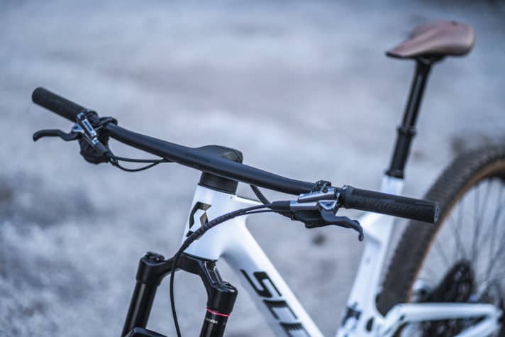 Scott Spark RC Pro: Einziges Manko bergab: Der 730 Millimeter schmale Lenker passt nicht so recht ins abfahrtsstarke Gesamtbild.