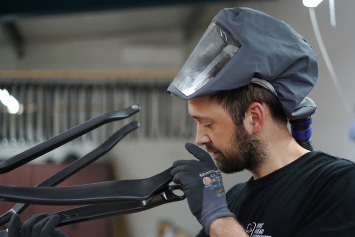   Skilled labour for frame construction is rare in the EU. German carbon expert All Ahead Composites manufactures its carbon models at <a href="https://www.bike-magazin.de/mountainbikes/trailbikes/bike-test-trailbikes-2022-last-celos" target="_blank" rel="noopener noreferrer nofollow">Last</a>, among others.