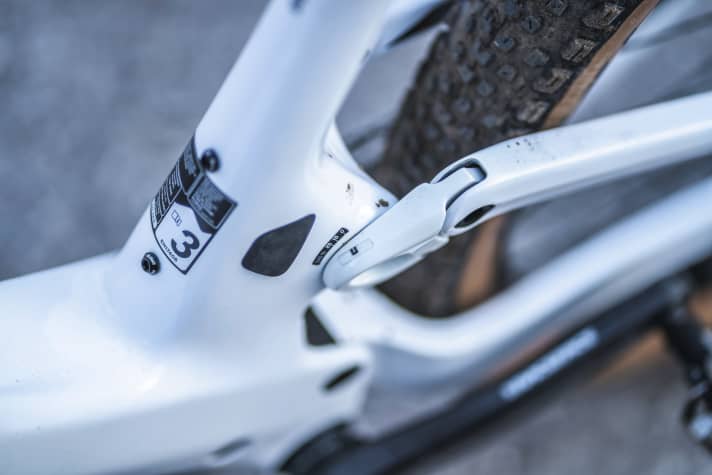 Scott Spark RC Pro: Die SAG-Anzeige war bei unserem Testbike im ausgefederten Zustand nicht beim Nullpunkt angebracht, was die Anzeige verfälscht.