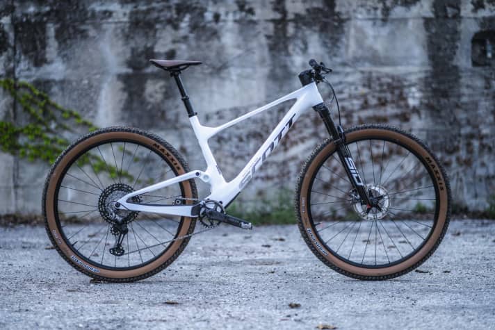 Mit rund 11 Kilo flott bergauf unterwegs, mit 120 Millimeter Federweg gut gedämpft bei der Abfahrt: Down-Country-Bikes - wie das <a href="https://www.bike-magazin.de/mountainbikes/trailbikes/test-scott-spark-920-2022" target="_blank" rel="noopener noreferrer nofollow">Scott Spark 920</a>  - decken einen breiten Einsatzbereich von Speed bis Trailspaß ab.