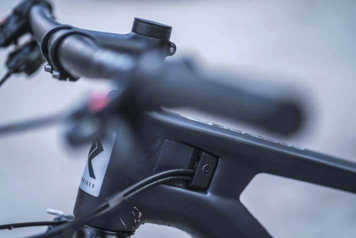   Radon Jealous 10.0: Liebe zum Detail: Die Kabel fixiert Radon am Rahmeneingang mit einer Schraube. Das verhindert Klappern und Scheuerstellen an Rahmen und Zughülsen.