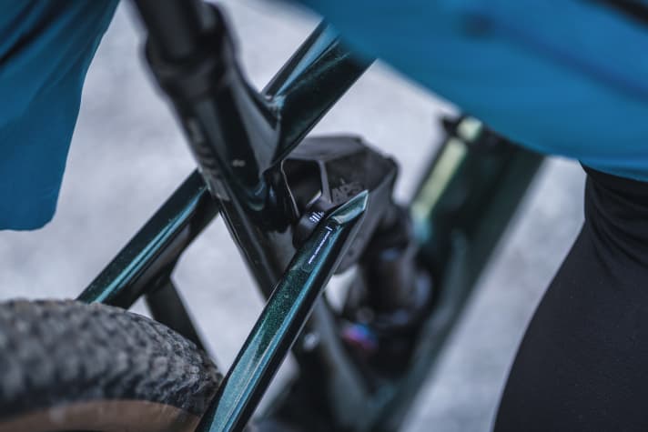   BMC Fourstroke 01 LT One: The SAG display on the seat stay provides orientation points as to whether the suspension has been set up to be firm or comfortable.