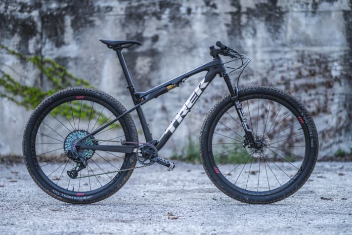 Lightweight, usually around 10 kilos, and with a maximum suspension travel of 100 millimetres - these are the fast cross-country bikes, such as the <a href="https://www.bike-magazin.de/mountainbike/marathon/mr-perfect-trek-supercaliber-9-9-xx1-axs-im-test/" target="_blank" rel="noopener noreferrer">Trek Supercaliber 9.9</a> .