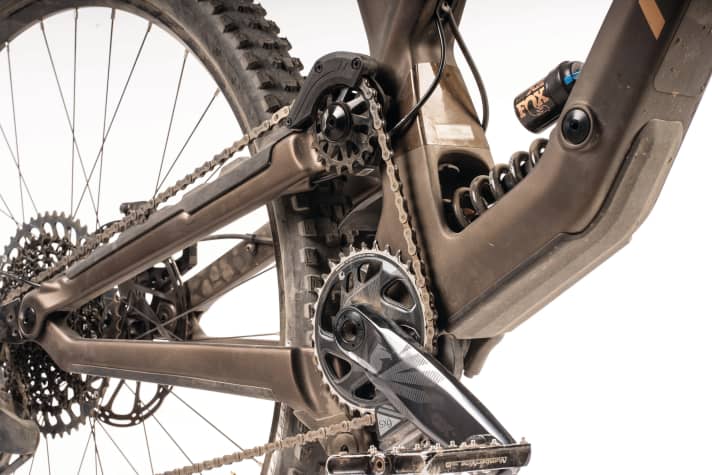   Noro Range C2: The Highpivot rear triangle has a pulley to eliminate pedal kickback. The chainstay extends by up to 25 millimetres during compression.