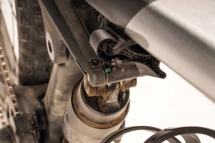   Canyon Strive CFR: The small viewing window (green) is intended to help determine the mode of the Shapeshifter (geo and suspension adjustment). The position is not recognisable on the handlebar lever.