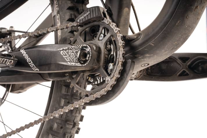   YT Capra 29 Core 2: Bei der Kettenführung mit integriertem Bashguard geht YT auf Nummer sicher. Die leichten Maxxis-Exo-Reifen fallen im Gegensatz dazu pannenanfälliger aus.