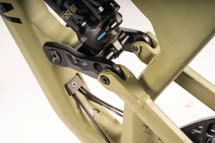 Radon Swoop 9.0: Lack of workmanship: On the left side, the connection between the seat stay and the rocker had significant play and rattled. The specified shock works tightly.