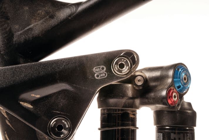   Cube Stereo One77: The flip chip in the upper shock mount makes it possible to run an air or coil shock. The steel spring position provides more progression.