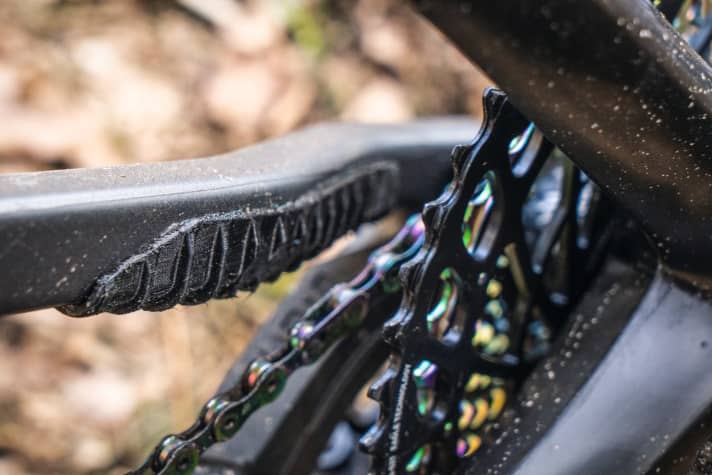   Wherever the chain could leave marks on the carbon by hitting it, there are glued-on rubber protectors with discs. These also reduce the background noise on the descent.