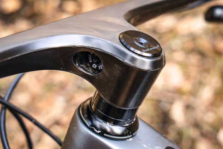   Just like the wheels, the handlebar/stem unit from Bike Ahead (The Unit) blends in perfectly with the look of the frame and helps to keep the weight down. The stem clamp is integrated into the stem.