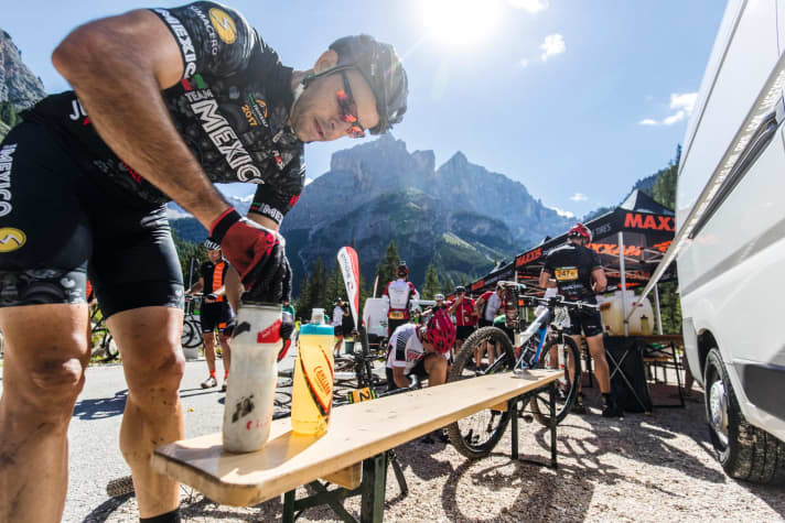   On stage 6 of the BIKE Transalp 2022, you will pass several refreshment stops. Only before the long cycle path passage in Val Sugana with the subsequent Kaiserjägerweg should you top up your drinking water reserves.