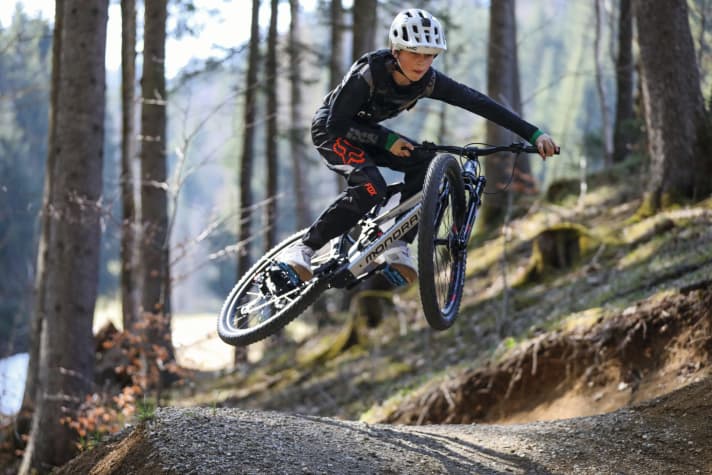   Mondraker F-Play With hub motor and mini battery: lightweight E-MTB for young shredders.