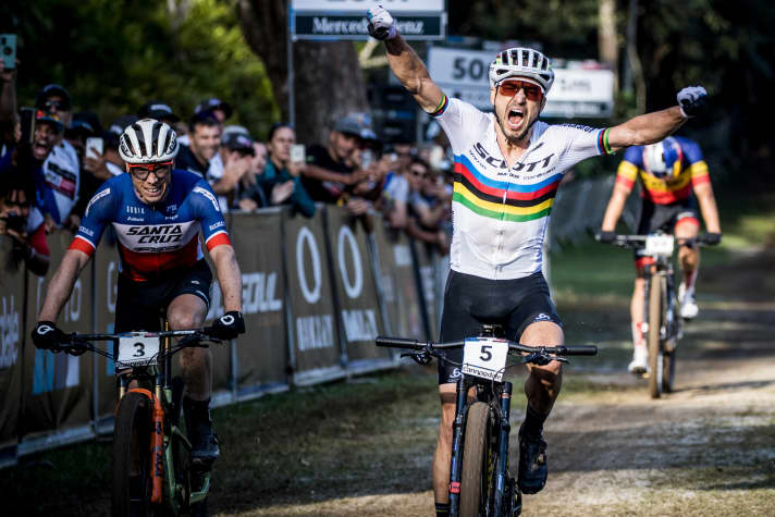   Reason to celebrate: Nino Schurter snatched his 33rd World Cup victory in Petrópolis, catching up with superstar Julien Absalon.