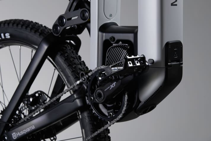   The 720 Wh battery is removed from the bottom. Thanks to the fast-lock mechanism, no tools are required. The user only has to press two buttons to unlock the battery. However, the battery cover is connected to the down tube by a hinge. A battery suspension made of elastomers ensures that the battery floats in the down tube and is thus protected from vibrations and shocks.