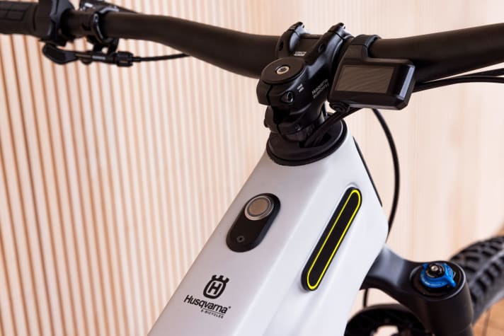   Aufgeräumtes Cockpit: Die Kabel verschwinden zeitgemäß im Steuersatz.