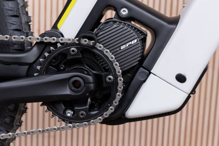   Gedrehter Motor: Der freistehende Shimano EP8 wurde nach oben gedreht, um Bauraum für die Entnahme der Batterie zu schaffen. Gehalten wird der Motor von einem C-förmigen Carbon-Profil.