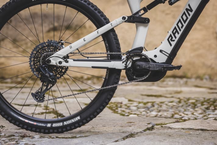   The chainstays of the Radon Deft are relatively long at 459 millimetres. Good for climbing and downhill confidence, but manuals and tight corners require more effort.