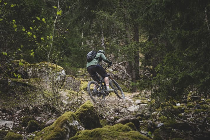   Für ein E-Enduro mit ordentlich Federweg klettert das Deft erstaunlich kompetent.