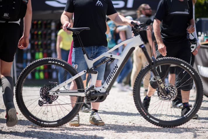   The Deft 9.0 for € 5999 is the middle model in the range. It comes with a carbon main frame, Bosch's Smart System and Fox's Performance Elite suspension with adjustable high and low-speed compression. The weight is 24.7 kilograms in size L.