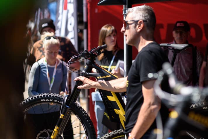  Stefano Migliorini ist einer der Gründer von Thok. Der ehemalige Weltklasse-Downhiller, ließ es sich nicht nehmen, das Thok TK01 LTD Yellow persönlich auf dem Festivalgelände vorzustellen.