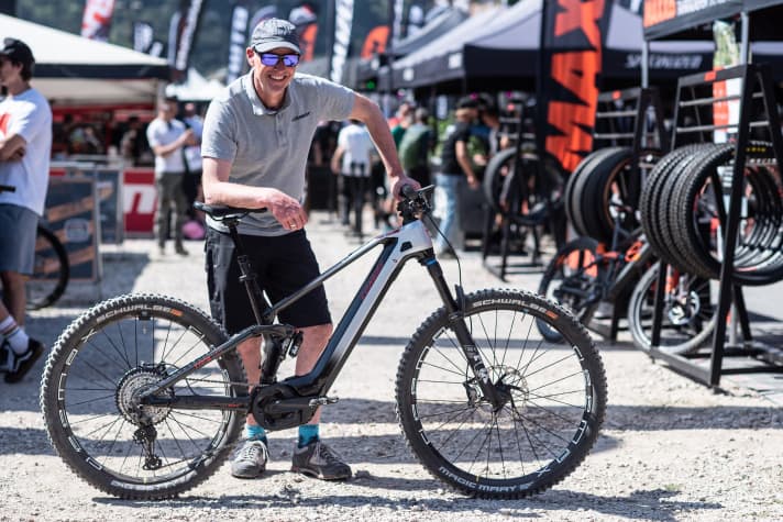   Conway developer Tom Farbacher shows off his latest E-MTB creation, the Xyron S 8.9 MX Carbon. Drive: Bosch Perf. CX Smartsystem, 750 Wh // Suspension travel: 160 mm // Wheel size: 29/27.5 inches // Price: 6499 euros.
