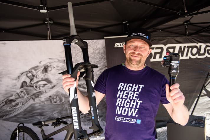   Christoph Bösel von SR Suntour präsentiert die neue Durolux 38 und den Tri-Air-2 Dämpfer.