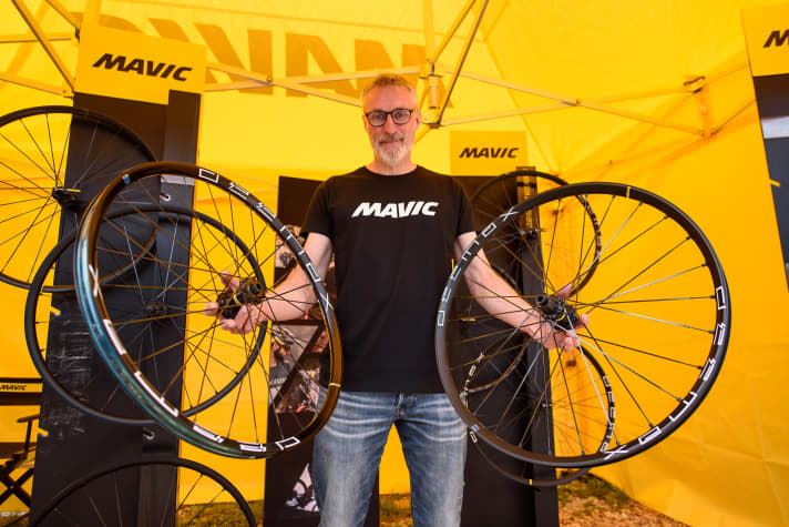   Thomas Kamm from Mavic presents the new, more affordable E-Deemax (left) and the more expensive E-Deemax S (right). Unlike the E-Deemax S, the E-Deemax still rely on rim tape for tubeless, but are otherwise technically similar, albeit slightly heavier. On the other hand, the price is particularly attractive.