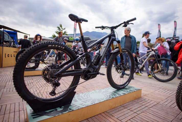   Das Spectral:On CFR will große Akku-Kapazität und wendiges Bike-Handling in einem Paket verbinden. Ob das gelungen ist? Davon konnten sich Interessenten in Riva selbst ein Bild machen.