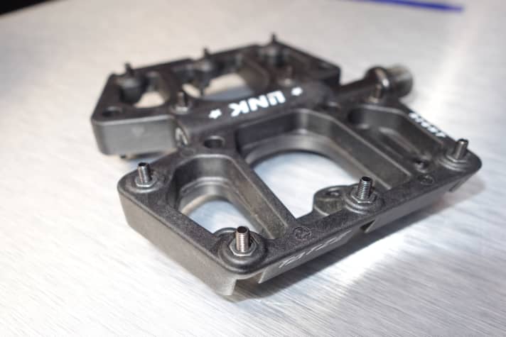 The small hollow hole in the screw provides additional toothing.