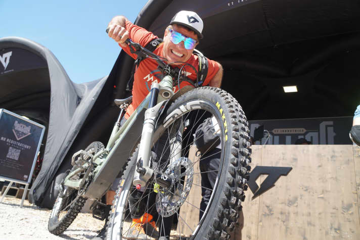   Freeride legend Brett Tippie spread good vibes on the festival grounds and holds the new Durolux 38 on his E-Enduro Decoy from YT Industries up to the camera.