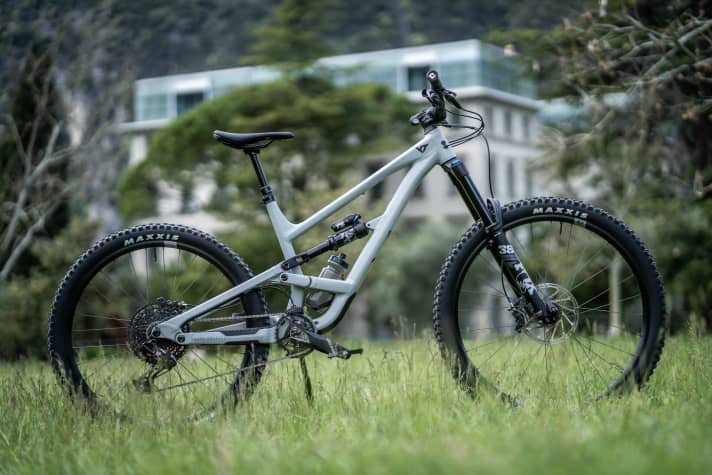   The price of the YT Capra Core 2 is 3199 euros. The 29er model is said to weigh 16.4 kilos. With the smaller rear wheel, the scales then stabilise at 16.3 kilos according to the manufacturer.