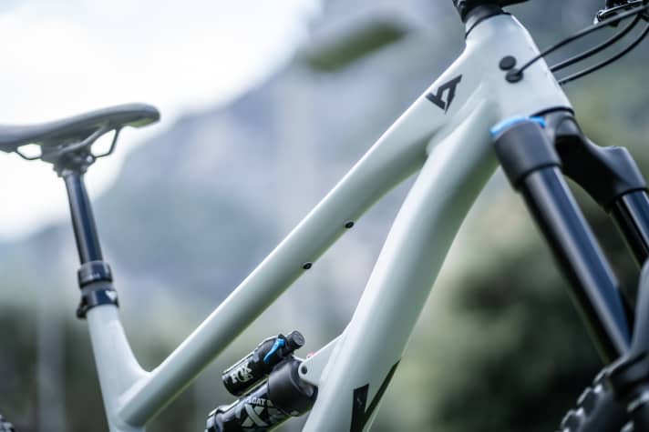   Wer für Schlauch, Tool, Riegel oder CO2-Kartusche ein Staufach montieren möchte, freut sich über die beiden Montagepunkte am Unterrohr.