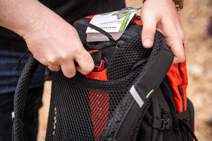 One pull on the strap and the rucksack hugs the back for a secure hold.