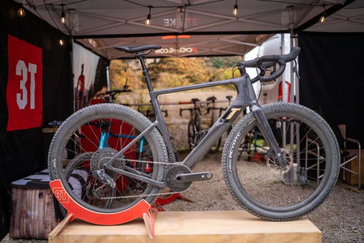 2,4er-Reifen, Variostütze und ein Vollcarbon-Rahmen - Das neue Gravel-Bike von 3T verkraftet auch härteres Gelände.
