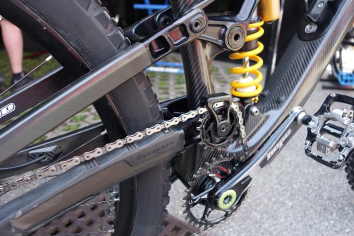   Hope spricht beim Hinterbau von einem Mid-High-Pivot-Drehpunkt. Durch die Kettenumlenkung wird der Pedalrückschlag eliminiert.