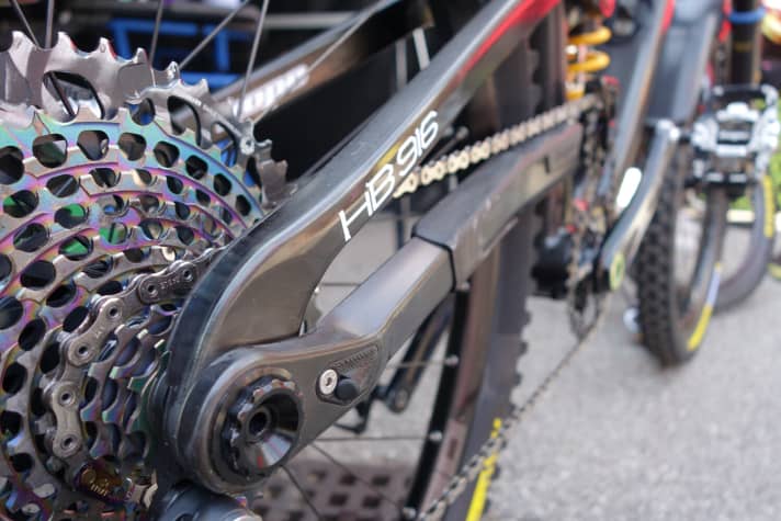   Hope uses a split pivot design with the centre of rotation in the rear wheel axle.