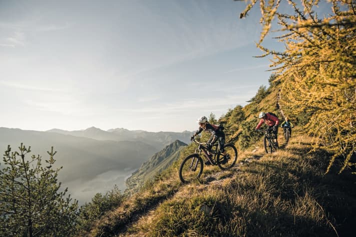 Panoramic views: the Monte Breda Trail plunges more than 1100 metres into the depths - always in view: Lake Idro. Page 96