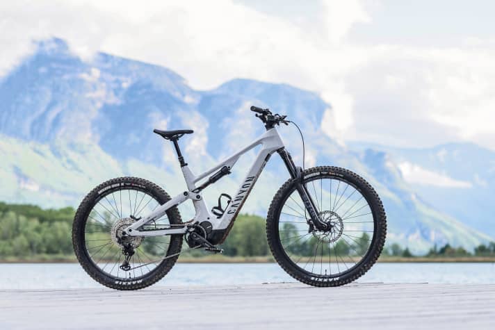   Canyon Spectral:On CF 7 – 5499 Euro I 150 / 155 mm I 23,7 kg I 29 / 27,5"
